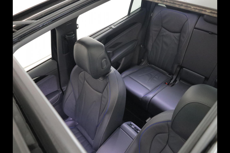 Volkswagen Tayron 1.5 eHybrid R-Line Edition 272 pk Automaat (DSG) | Verlengde garantie | Navigatie | Panoramadak | Trekhaak (wegklapbaar) | Rondomzicht camera | Lederen bekleding | Stoelverwarming v/a | R-Line |