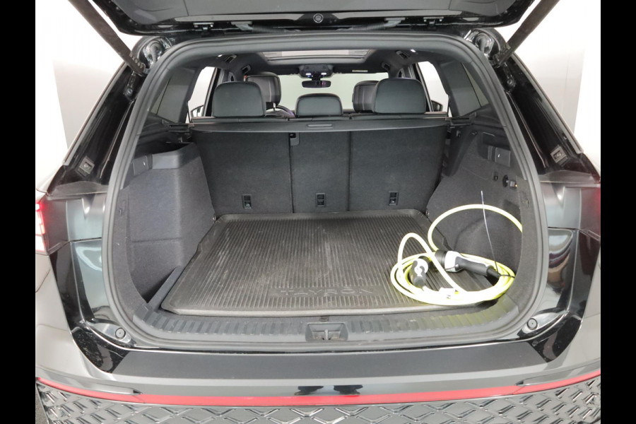 Volkswagen Tayron 1.5 eHybrid R-Line Edition 272 pk Automaat (DSG) | Verlengde garantie | Navigatie | Panoramadak | Trekhaak (wegklapbaar) | Rondomzicht camera | Lederen bekleding | Stoelverwarming v/a | R-Line |