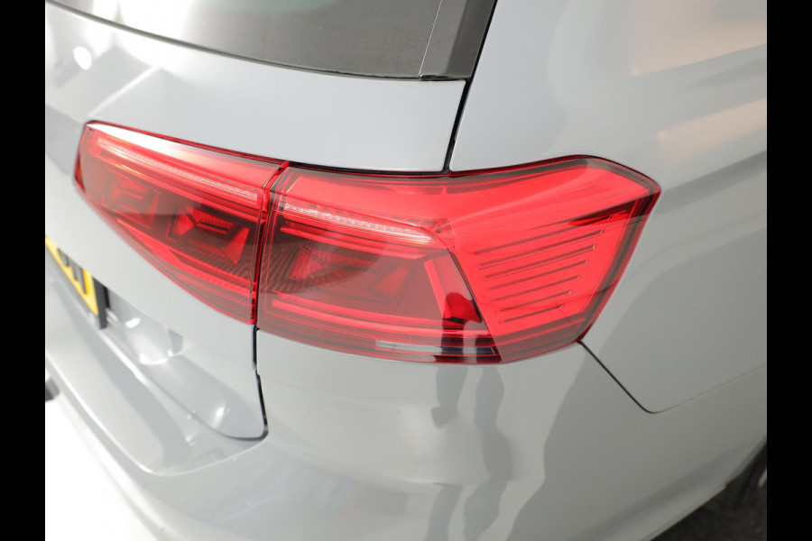 Volkswagen Passat Variant 1.5 TSI R-Line Business + 150pk DSG| Pano-dak| Luxe lederen interieur| Matrix LED