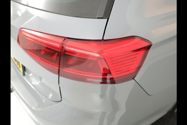 Volkswagen Passat Variant 1.5 TSI R-Line Business + 150pk DSG| Pano-dak| Luxe lederen interieur| Matrix LED