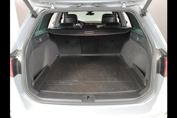 Volkswagen Passat Variant 1.5 TSI R-Line Business + 150pk DSG| Pano-dak| Luxe lederen interieur| Matrix LED