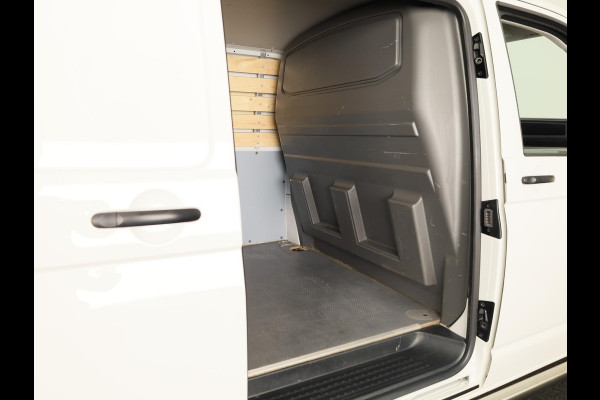 Volkswagen Transporter 2.0 TDI L2H1 28 Comfortline 110 pk | Verlengde garantie | Navigatie via App | Parkeersensoren achter | Cruise control |