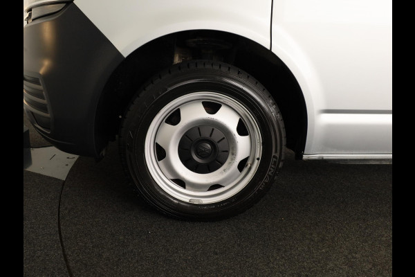 Volkswagen Transporter 2.0 TDI L2H1 32 150PK DSG | Navigatie via app | Parkeersensoren | Trekhaak |