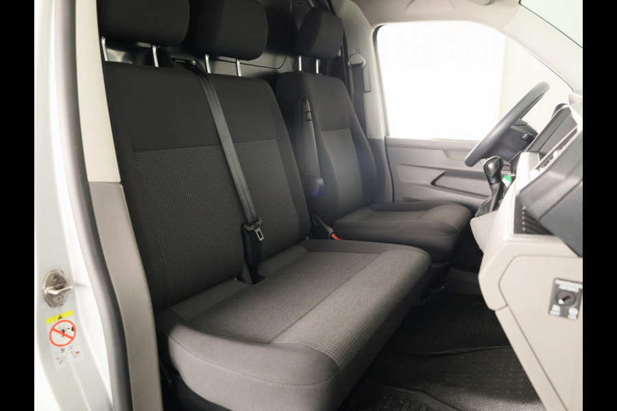 Volkswagen Transporter 2.0 TDI L2H1 32 150PK DSG | Navigatie via app | Parkeersensoren | Trekhaak |