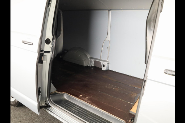 Volkswagen Transporter 2.0 TDI L2H1 32 150PK DSG | Navigatie via app | Parkeersensoren | Trekhaak |