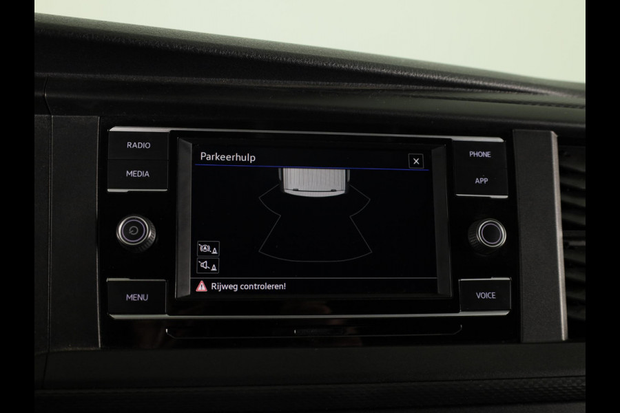 Volkswagen Transporter 2.0 TDI L2H1 32 150PK DSG | Navigatie via app | Parkeersensoren | Trekhaak |
