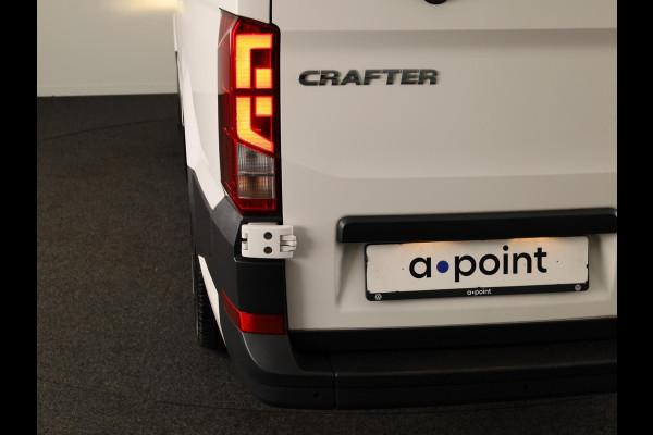 Volkswagen Crafter 35 2.0 TDI L3H2 140 PK | Navigatie via app | Bijrijdersbank | Airco | Side Assist | Inklapbare spiegels | Parkeersensoren voor en achter |