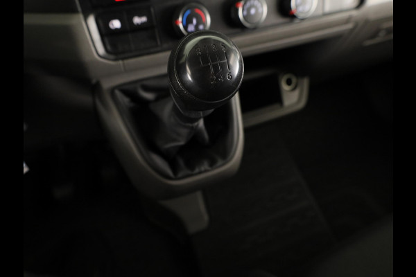 Volkswagen Crafter 35 2.0 TDI L3H2 140 PK | Navigatie via app | Bijrijdersbank | Airco | Side Assist | Inklapbare spiegels | Parkeersensoren voor en achter |