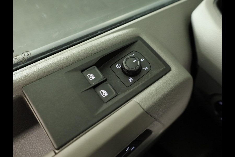 Volkswagen Crafter 35 2.0 TDI L3H2 140 PK | Navigatie via app | Bijrijdersbank | Airco | Side Assist | Inklapbare spiegels | Parkeersensoren voor en achter |