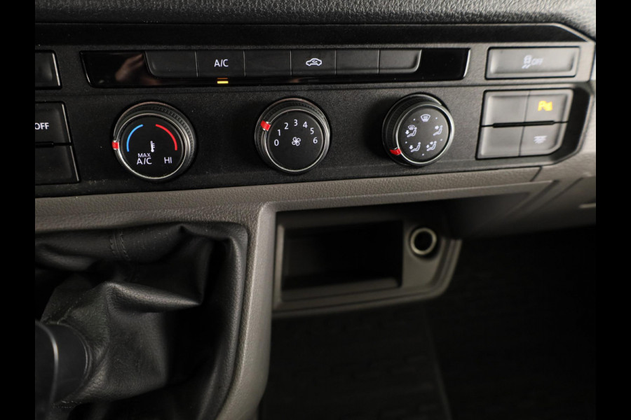 Volkswagen Crafter 35 2.0 TDI L3H2 140 PK | Navigatie via app | Bijrijdersbank | Airco | Side Assist | Inklapbare spiegels | Parkeersensoren voor en achter |