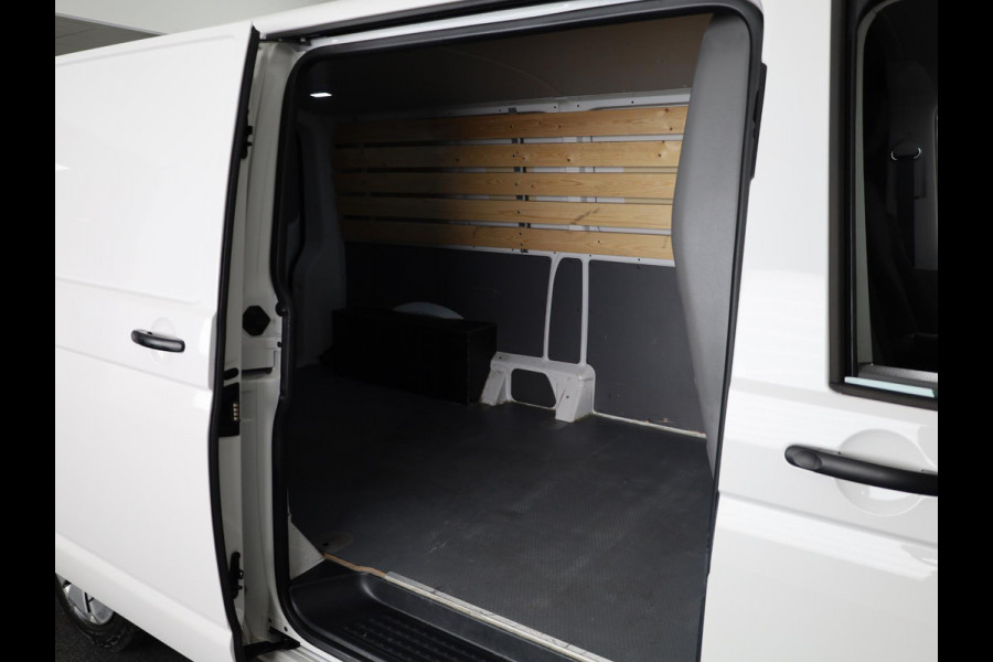 Volkswagen Transporter 2.0 TDI L2H1 28 Comfortline 110 pk | Verlengde garantie | Navigatie via App | Parkeersensoren achter | Cruise control |