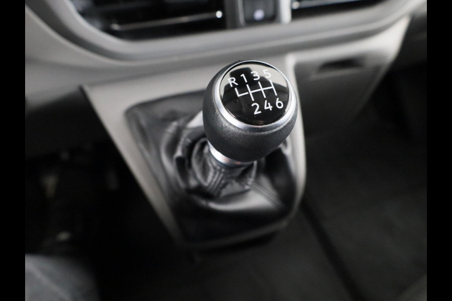 Volkswagen Transporter 2.0 TDI L2H1 30 Life | 110 PK Hand | Styling pakket | Camera | App Connect | Trekhaak |