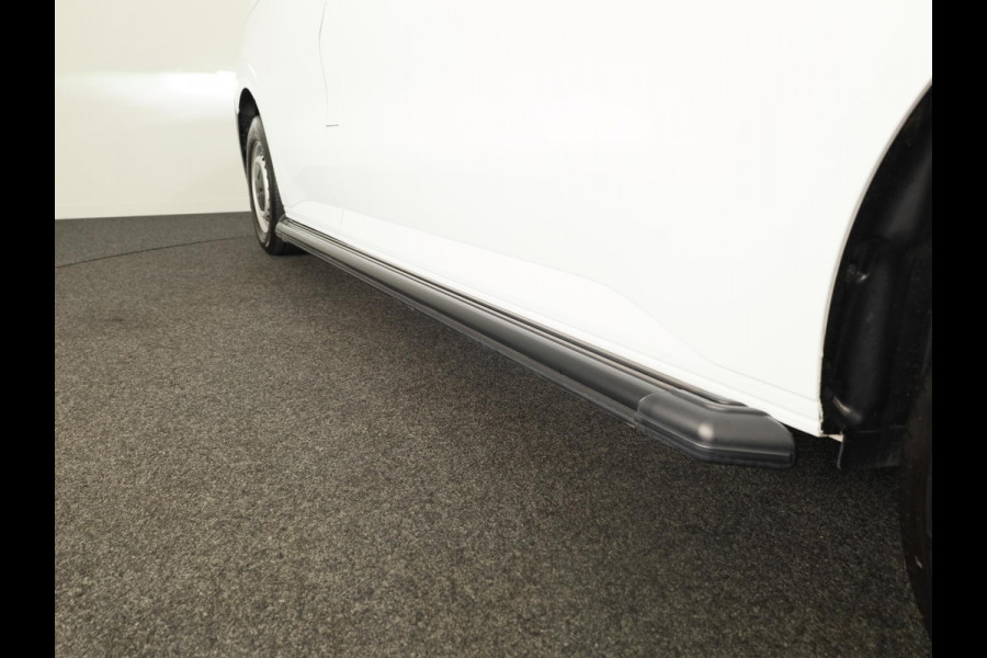 Volkswagen Transporter 2.0 TDI L2H1 30 Life | 110 PK Hand | Styling pakket | Camera | App Connect | Trekhaak |