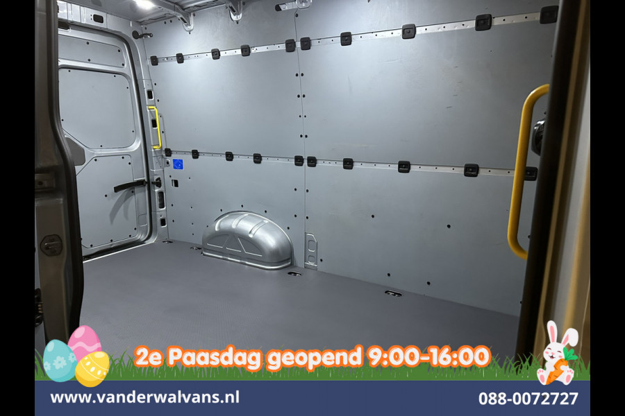 Volkswagen Crafter 2.0 TDI 140pk L3H3 L2H2 Euro6 Airco | Navigatie | Apple Carplay | Cruisecontrol Android Auto, Bijrijdersbank, 3000kg trekvermogen, zilver