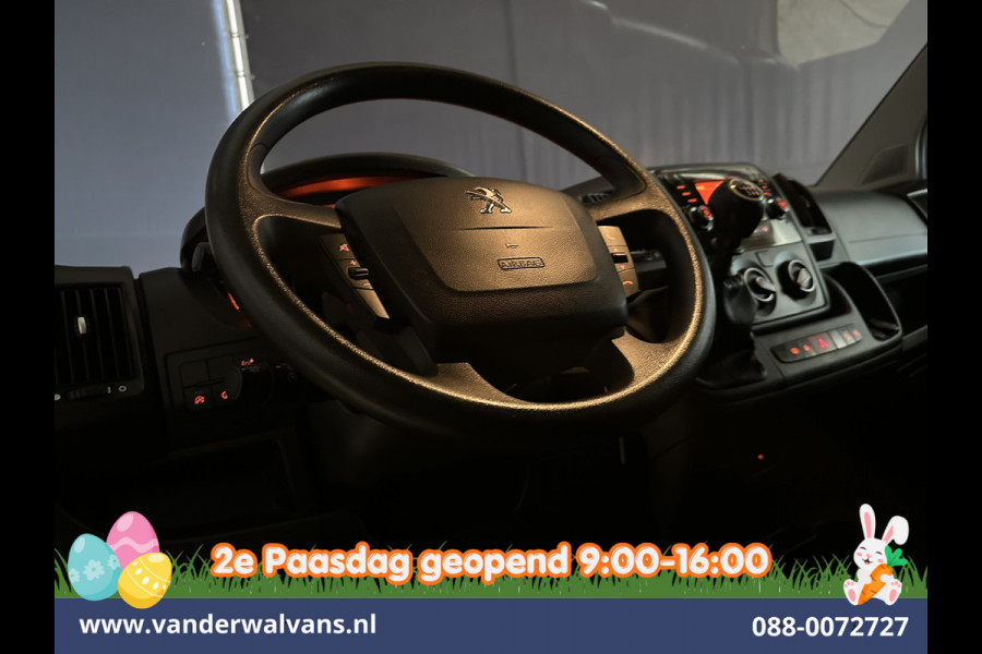 Peugeot Boxer 2.2 BlueHDi 141pk Bakwagen 436cm Lang Laadklep Euro6 Airco | Cruisecontrol | 1055kg laadvermogen Camera, Bijrijdersbank