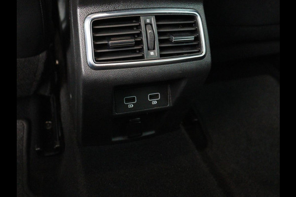 Renault Mégane 1.3 TCe Business Edition One | Leder | Stoelverwarming | Adaptive cruise | Camera | Carplay | Keyless | Full LED | Navigatie | Park Assist | Dodehoek detectie | Climate control