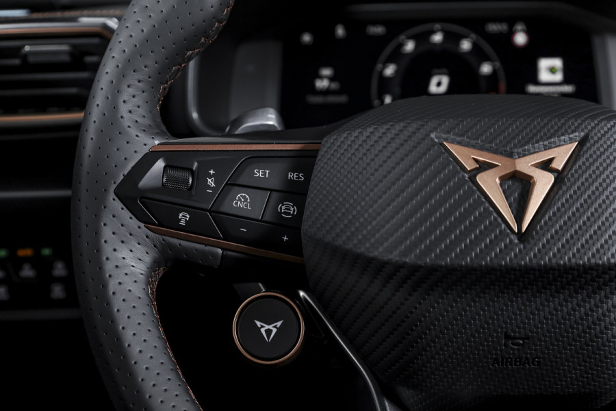 CUPRA Formentor 1.5 TSI e-Hybrid 204 PK Business | Dig. Cockpit | Adapt. Cruise | Stoel-+stuurverw. | Elek. Klep | PDC | Camera | NAV+App. Connect | ECC | LM 18" | 1153