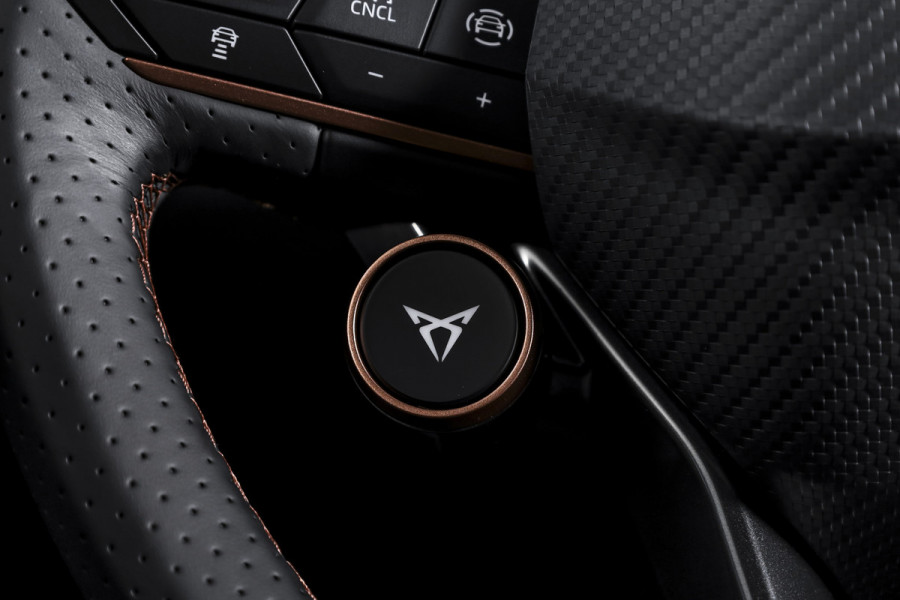 CUPRA Formentor 1.5 TSI e-Hybrid 204 PK Business | Dig. Cockpit | Adapt. Cruise | Stoel-+stuurverw. | Elek. Klep | PDC | Camera | NAV+App. Connect | ECC | LM 18" | 1153