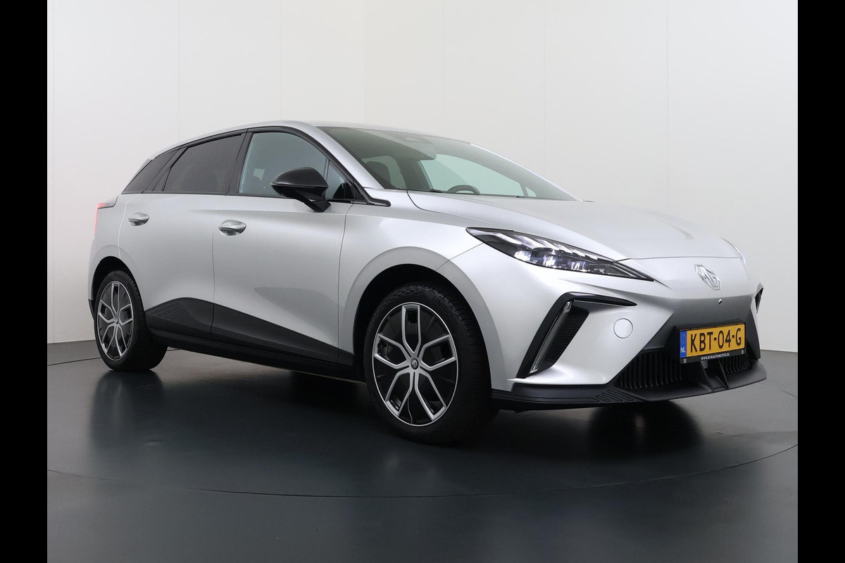 MG Mg4 electric Luxury 64 kWh VAN € 24.900,- VOOR € 22.440,- UW LENTEVOORDEEL € 2.460,-! | SOH 97% |LONG RANGE | 12.000KM! || ONDERHOUD BIJ MG GEHAD DIRECT LEVERBAAR | 7 JAAR GARANTIE BIJ MG| SUPER COMPLETE AUTO| RONDOMZICHT CAMERA| STOEL+ STUUR VERWARMING| DODE HOEK