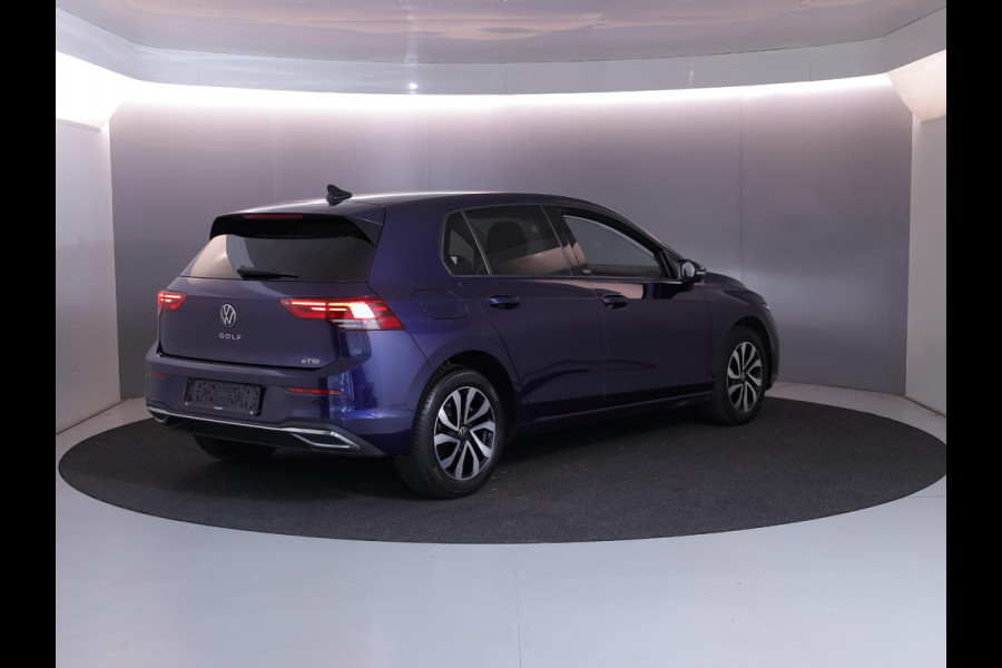 Volkswagen Golf 1.0 eTSI Life Active 110 pk Automaat (DSG) | Verlengde garantie | Navigatie | Parkeersensoren | Achteruitrijcamera | Autom. airco (3 zones) | Stoelverwarming |