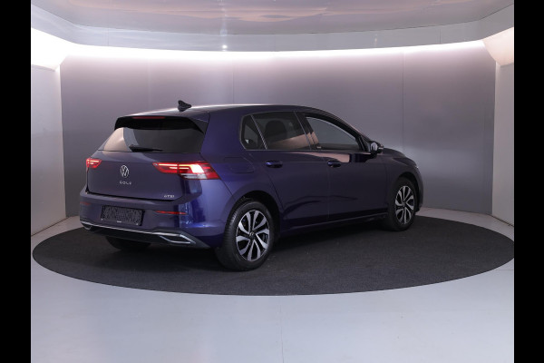 Volkswagen Golf 1.0 eTSI Life Active 110 pk Automaat (DSG) | Verlengde garantie | Navigatie | Parkeersensoren | Achteruitrijcamera | Autom. airco (3 zones) | Stoelverwarming |