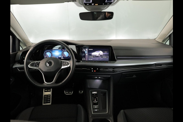 Volkswagen Golf 1.0 eTSI Life Active 110 pk Automaat (DSG) | Verlengde garantie | Navigatie | Parkeersensoren | Achteruitrijcamera | Autom. airco (3 zones) | Stoelverwarming |