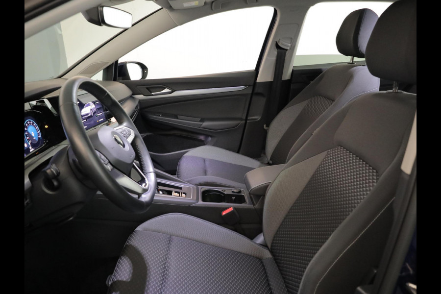 Volkswagen Golf 1.0 eTSI Life Active 110 pk Automaat (DSG) | Verlengde garantie | Navigatie | Parkeersensoren | Achteruitrijcamera | Autom. airco (3 zones) | Stoelverwarming |