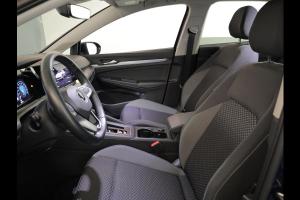 Volkswagen Golf 1.0 eTSI Life Active 110 pk Automaat (DSG) | Verlengde garantie | Navigatie | Parkeersensoren | Achteruitrijcamera | Autom. airco (3 zones) | Stoelverwarming |