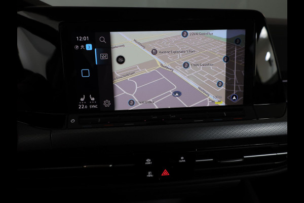 Volkswagen Golf 1.0 eTSI Life Active 110 pk Automaat (DSG) | Verlengde garantie | Navigatie | Parkeersensoren | Achteruitrijcamera | Autom. airco (3 zones) | Stoelverwarming |
