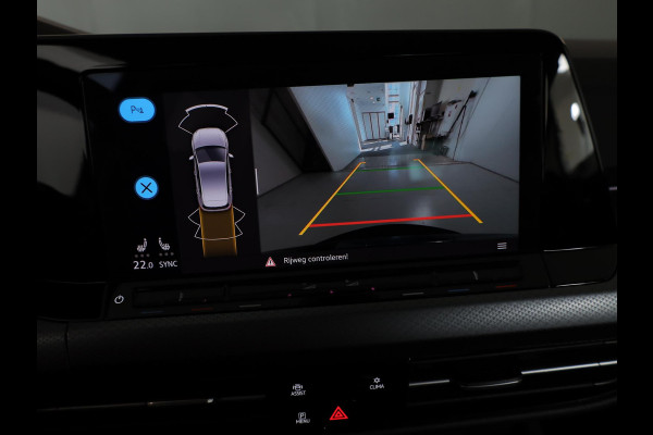 Volkswagen Golf 1.0 eTSI Life Active 110 pk Automaat (DSG) | Verlengde garantie | Navigatie | Parkeersensoren | Achteruitrijcamera | Autom. airco (3 zones) | Stoelverwarming |