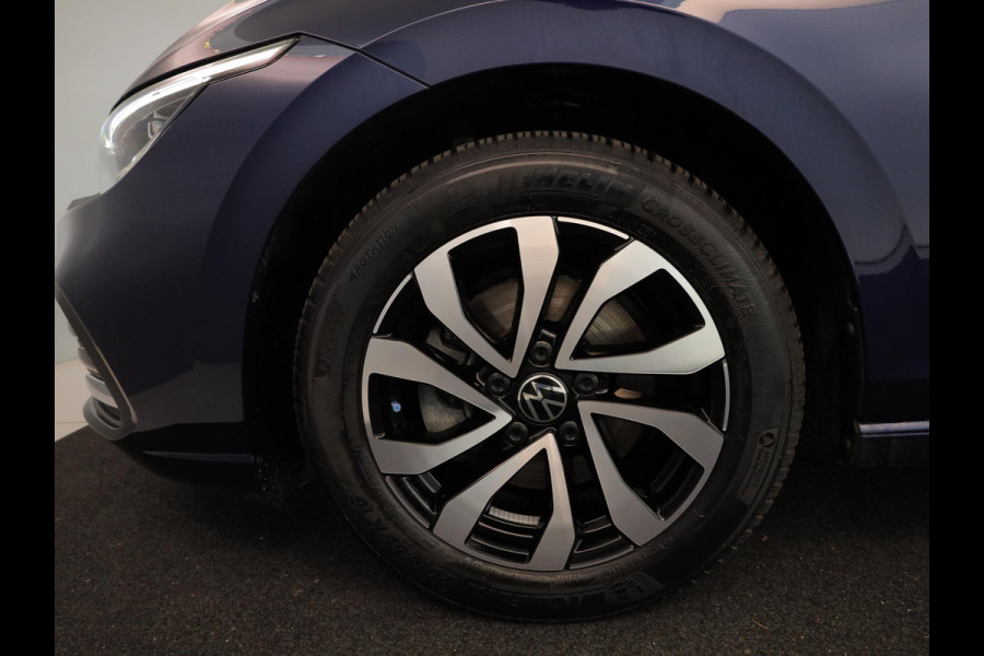 Volkswagen Golf 1.0 eTSI Life Active 110 pk Automaat (DSG) | Verlengde garantie | Navigatie | Parkeersensoren | Achteruitrijcamera | Autom. airco (3 zones) | Stoelverwarming |