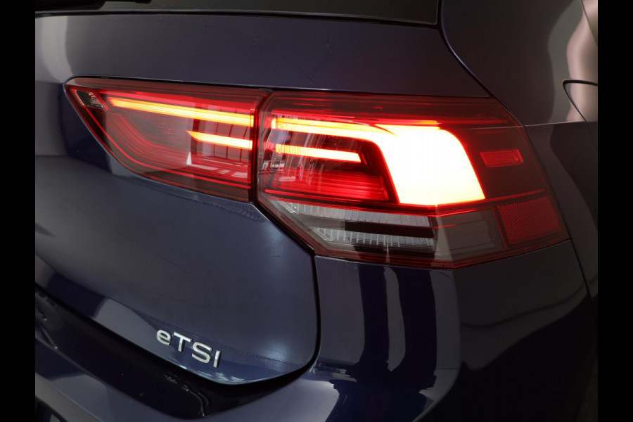 Volkswagen Golf 1.0 eTSI Life Active 110 pk Automaat (DSG) | Verlengde garantie | Navigatie | Parkeersensoren | Achteruitrijcamera | Autom. airco (3 zones) | Stoelverwarming |