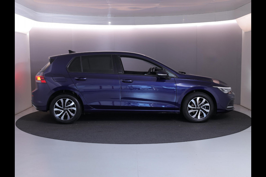 Volkswagen Golf 1.0 eTSI Life Active 110 pk Automaat (DSG) | Verlengde garantie | Navigatie | Parkeersensoren | Achteruitrijcamera | Autom. airco (3 zones) | Stoelverwarming |