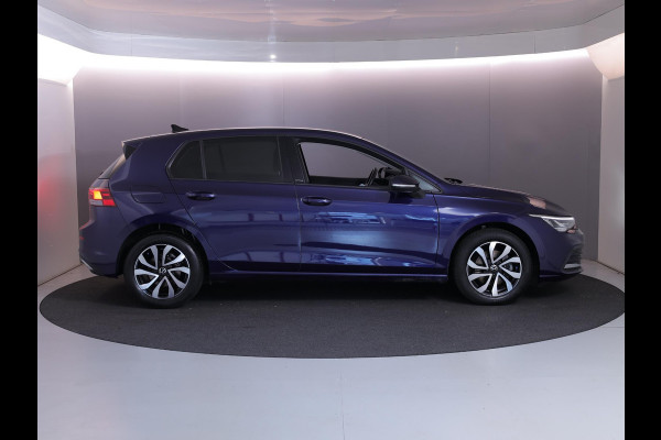 Volkswagen Golf 1.0 eTSI Life Active 110 pk Automaat (DSG) | Verlengde garantie | Navigatie | Parkeersensoren | Achteruitrijcamera | Autom. airco (3 zones) | Stoelverwarming |
