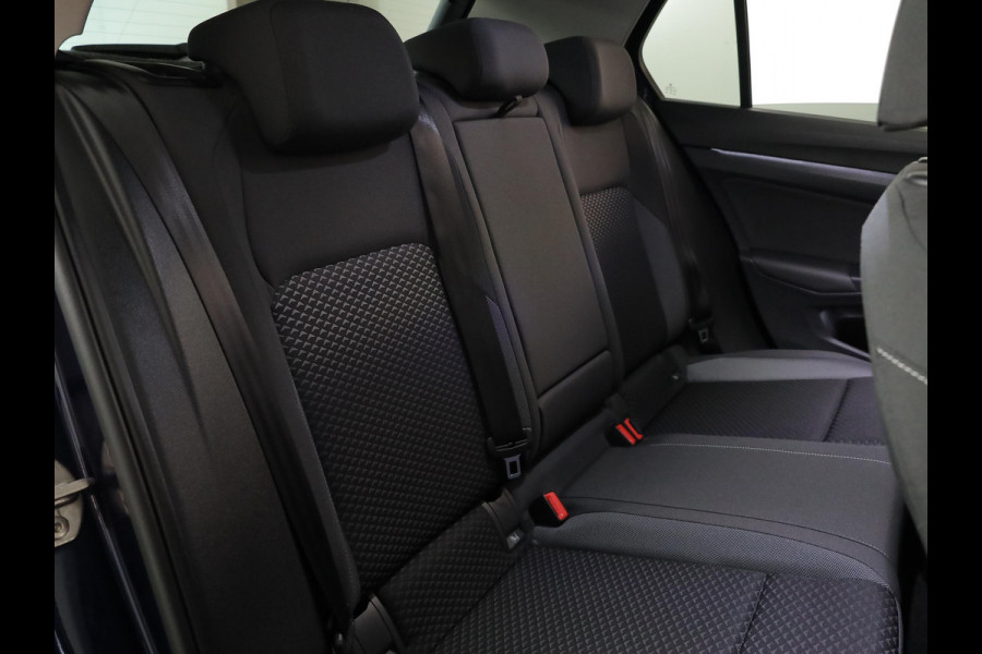 Volkswagen Golf 1.0 eTSI Life Active 110 pk Automaat (DSG) | Verlengde garantie | Navigatie | Parkeersensoren | Achteruitrijcamera | Autom. airco (3 zones) | Stoelverwarming |