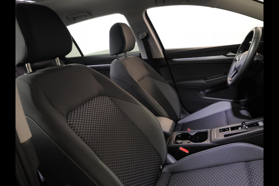 Volkswagen Golf 1.0 eTSI Life Active 110 pk Automaat (DSG) | Verlengde garantie | Navigatie | Parkeersensoren | Achteruitrijcamera | Autom. airco (3 zones) | Stoelverwarming |