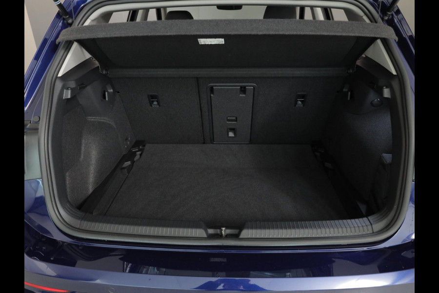 Volkswagen Golf 1.0 eTSI Life Active 110 pk Automaat (DSG) | Verlengde garantie | Navigatie | Parkeersensoren | Achteruitrijcamera | Autom. airco (3 zones) | Stoelverwarming |