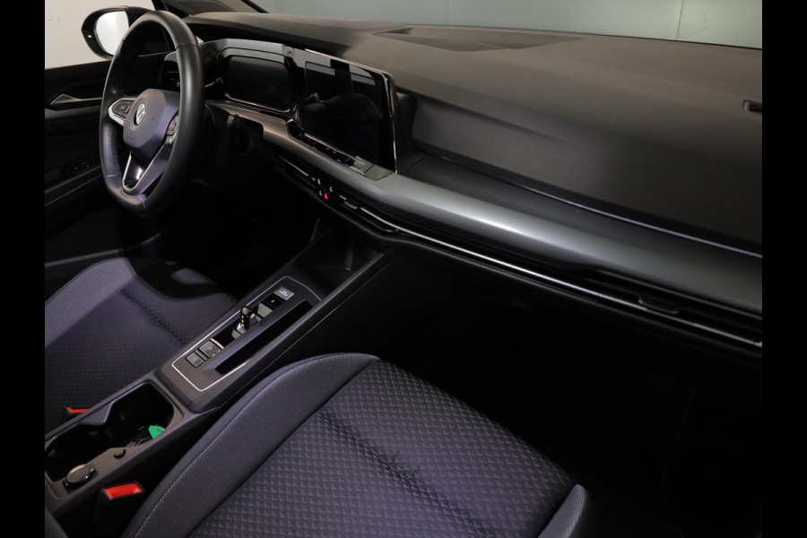 Volkswagen Golf 1.0 eTSI Life Active 110 pk Automaat (DSG) | Verlengde garantie | Navigatie | Parkeersensoren | Achteruitrijcamera | Autom. airco (3 zones) | Stoelverwarming |