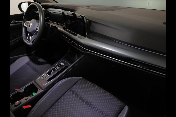 Volkswagen Golf 1.0 eTSI Life Active 110 pk Automaat (DSG) | Verlengde garantie | Navigatie | Parkeersensoren | Achteruitrijcamera | Autom. airco (3 zones) | Stoelverwarming |