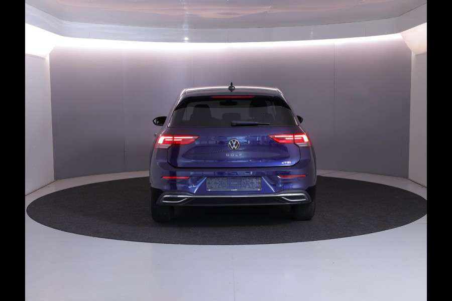 Volkswagen Golf 1.0 eTSI Life Active 110 pk Automaat (DSG) | Verlengde garantie | Navigatie | Parkeersensoren | Achteruitrijcamera | Autom. airco (3 zones) | Stoelverwarming |