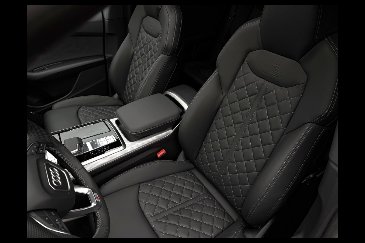 Audi Q8 Q8 55 Tfsi S-LINE Competiton 23 inch soft close RS zetels head-up trekhaak