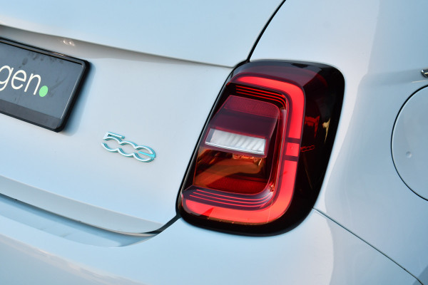 Fiat 500C La Prima 42 kWh Celestial Blue incl-Winterset ACC Stoelverw Camera Carplay