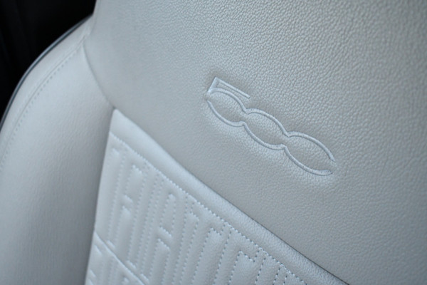 Fiat 500C La Prima 42 kWh Celestial Blue incl-Winterset ACC Stoelverw Camera Carplay