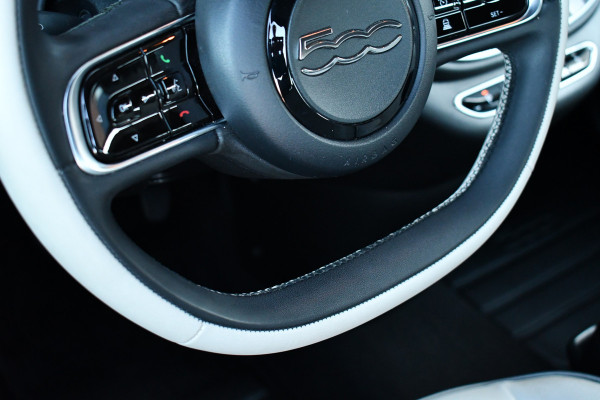 Fiat 500C La Prima 42 kWh Celestial Blue incl-Winterset ACC Stoelverw Camera Carplay