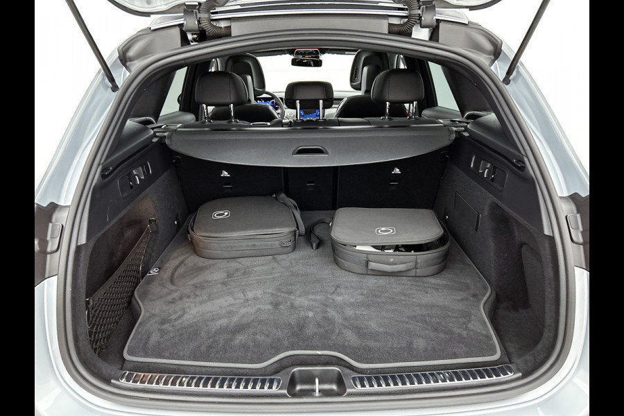 Mercedes-Benz GLC 300e 4MATIC AMG Line Achteruitrijcamera | Panaromadak | Navigatie | Memorypakket | alarm klasse 3 Inclusief 24 maanden Mercedes-Benz Certified garantie voor Europa.