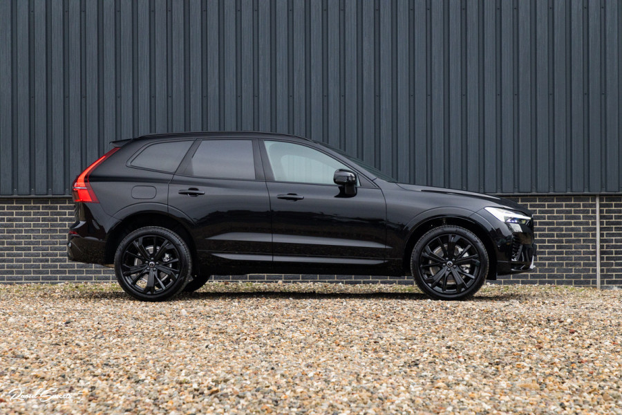Volvo XC60 2.0 T8 Plug-in hybrid AWD Plus Black Edition Long Range | Zwenkbare trekhaak | Harman Kardon | Adaptieve cruise | Panorama dak | Nieuw |