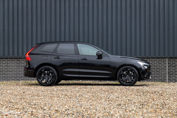 Volvo XC60 2.0 T8 Plug-in hybrid AWD Plus Black Edition Long Range | Zwenkbare trekhaak | Harman Kardon | Adaptieve cruise | Panorama dak | Nieuw |