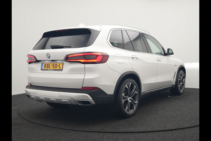 BMW X5 xDrive45e X Line PHEV 395pk Dealer O.H. | Trekhaak Af Fabriek | Luchtvering | Adaptive Cruise | Head Up | 360 Camera | Adaptief Onderstel | Laser LED | Lederen Sportstoelen Memory & Verwarmd | Sfeerverlichting | Keyless | Plug In H