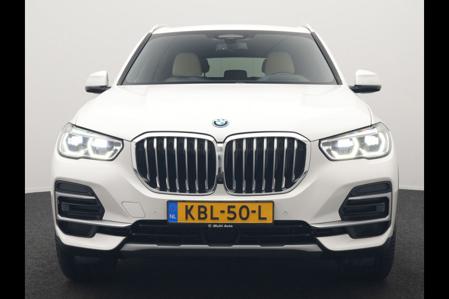BMW X5 xDrive45e X Line PHEV 395pk Dealer O.H. | Trekhaak Af Fabriek | Luchtvering | Adaptive Cruise | Head Up | 360 Camera | Adaptief Onderstel | Laser LED | Lederen Sportstoelen Memory & Verwarmd | Sfeerverlichting | Keyless | Plug In H