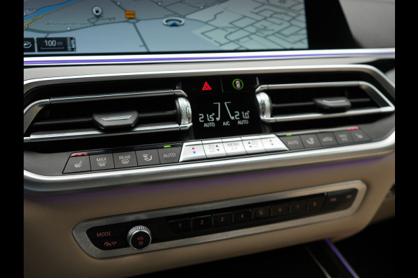 BMW X5 xDrive45e X Line PHEV 395pk Dealer O.H. | Trekhaak Af Fabriek | Luchtvering | Adaptive Cruise | Head Up | 360 Camera | Adaptief Onderstel | Laser LED | Lederen Sportstoelen Memory & Verwarmd | Sfeerverlichting | Keyless | Plug In H